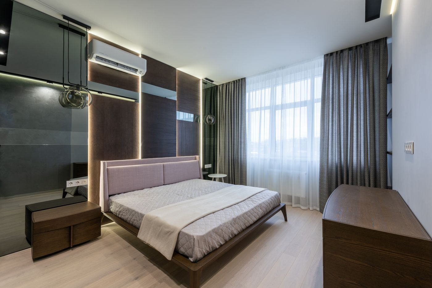 Dormitorio con muebles de madera